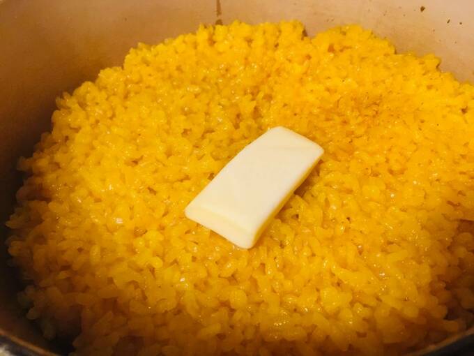 炊飯器にお米とターメリックをセット