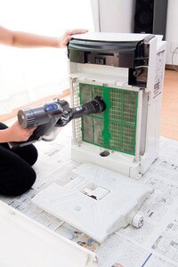 ホコリを吸いながら分解する