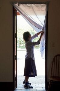 さらりとしたリネン生地が見た目から風を運んでくれる