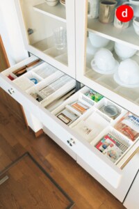 こまごましたものの整理に威力を発揮するのが、仕切りつきの浅いカゴ。