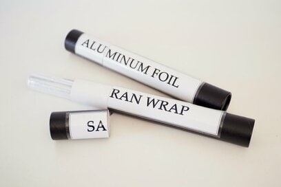 賞状ケースにラップ!?意外な100均グッズを使ったキッチン収納アイデア