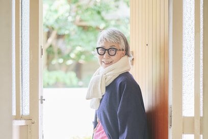 60代、パッと華やぐ「秋冬コーデ」アイデア6選。“白の使い方”で着こなしが見違える！