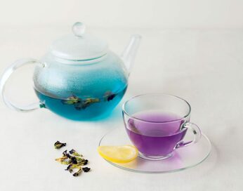 色が変わるお茶に繭型のくず湯!?不思議なあったかドリンク