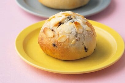 甘酸っぱレーズンの「米粉パン」レシピ。発酵はたった10分、驚くほど簡単に焼きあがる