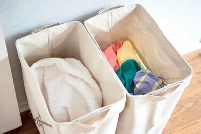 仕分けの手間と回数をカットするワザとは？プロが教える時短洗濯テク。カーテン洗いの裏技も