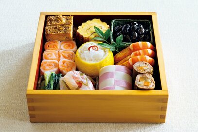 今から間に合う「おせちのキレイなつめ方」。重箱を使わないアイデアも：飛田和緒さんのシンプルおせち