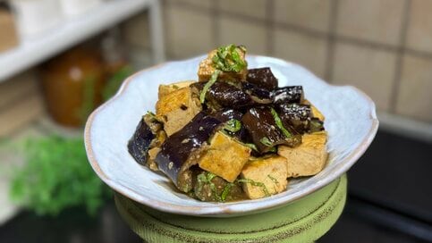とろっと甘い“秋ナス”が主役！厚揚げと大葉の「温野菜サラダ」レシピ。酢入りでさっぱり