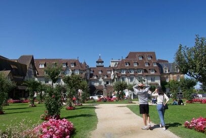 フランスと日本でこんなに違う「人づき合い」。SNSよりあえての電話、社交辞令はナシ