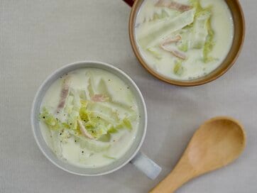 10分で完成「白菜とベーコンのクリームスープ」レシピ。ハサミで切って煮るだけ、ほっと温まる優しい味わい
