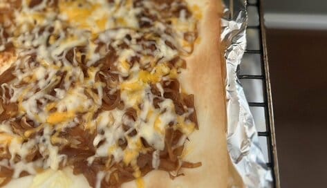 やさしい甘さの「オニオンジャム」。ピザにおつまみにいろいろ使えて便利