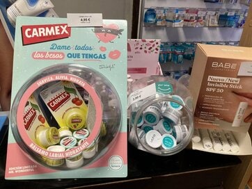 日本とスペインで違う「お土産屋」事情。薬局や洋服店で買える意外な商品って？