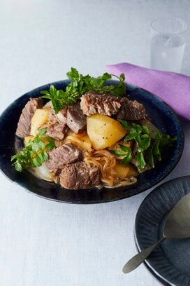 笠原将弘さん考案！ ステーキ肉でジューシーに仕立てた肉じゃがレシピ
