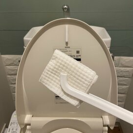 もうトイレブラシは使わない。セリア110円「お掃除トング」なら簡単・清潔・最高！