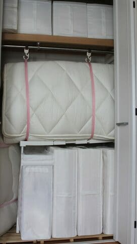 100円グッズで、布団がクローゼットにすっと収納できた！