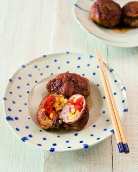照り焼き肉のなかに野菜たっぷり！トウモロコシとパプリカの豚肉包み