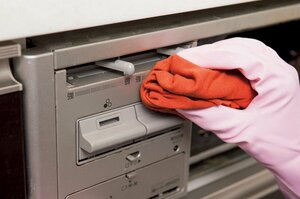 スイッチやつまみなどをきれいにする