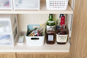 お酒とおつまみは近くにセット！