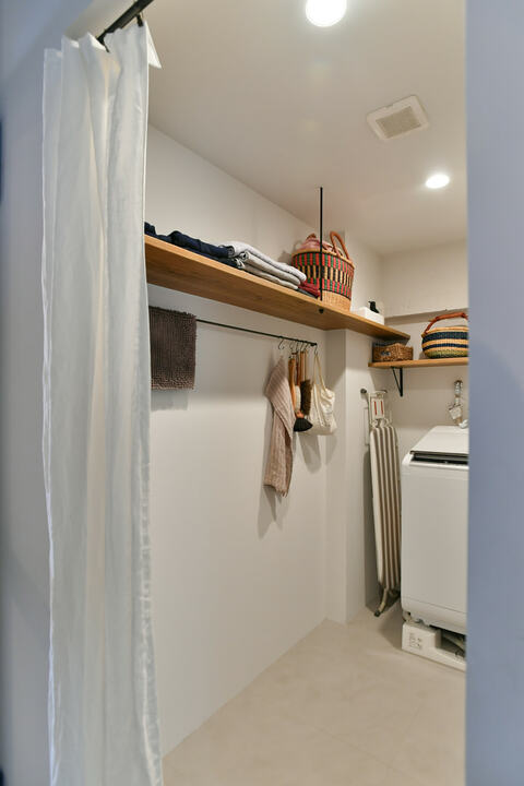 ファブリックで仕切った水回り