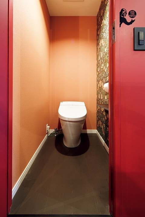 ウォールステッカーで遊び心を出したトイレ