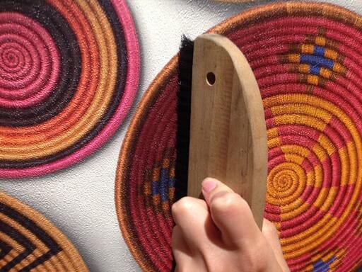 撫でハケで空気を抜く