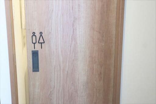 トイレサインを家のドアにつけた様子