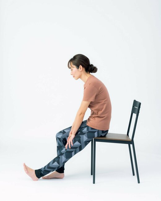 椅子に腰かける人