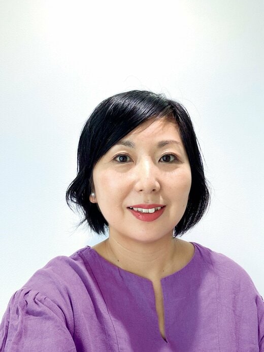 自撮りする女性