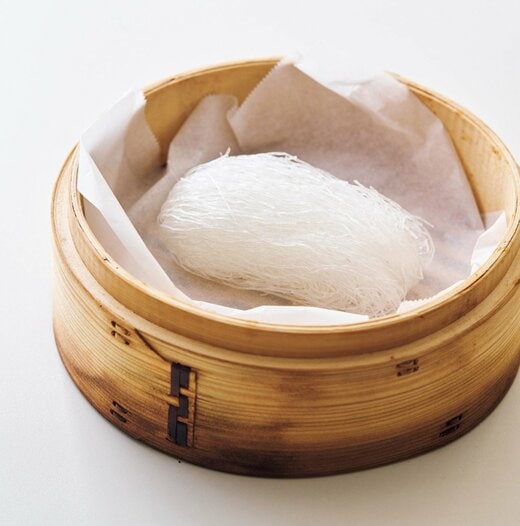 せいろに乾燥したままの春雨が入っている