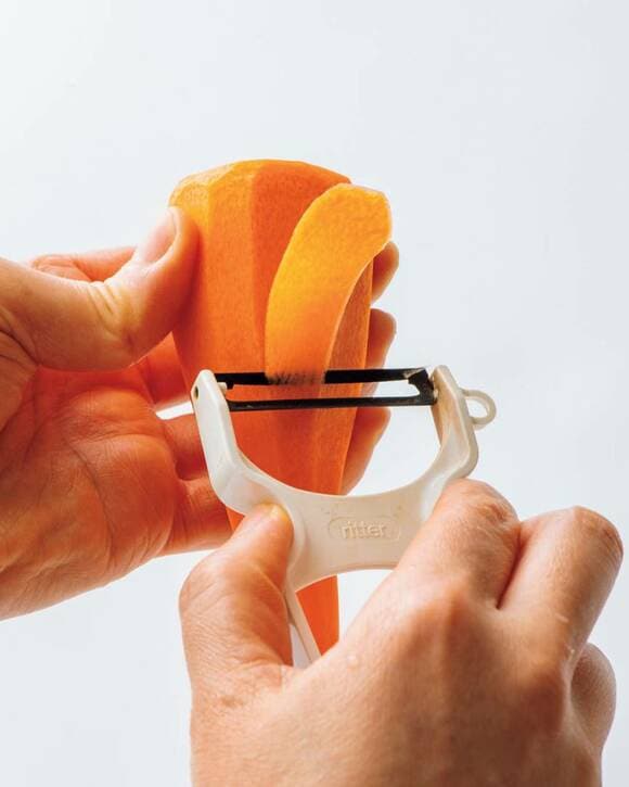 ニンジンをピーラーで削る