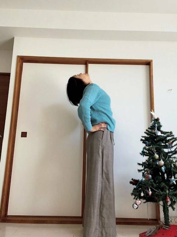 背中をそる女性