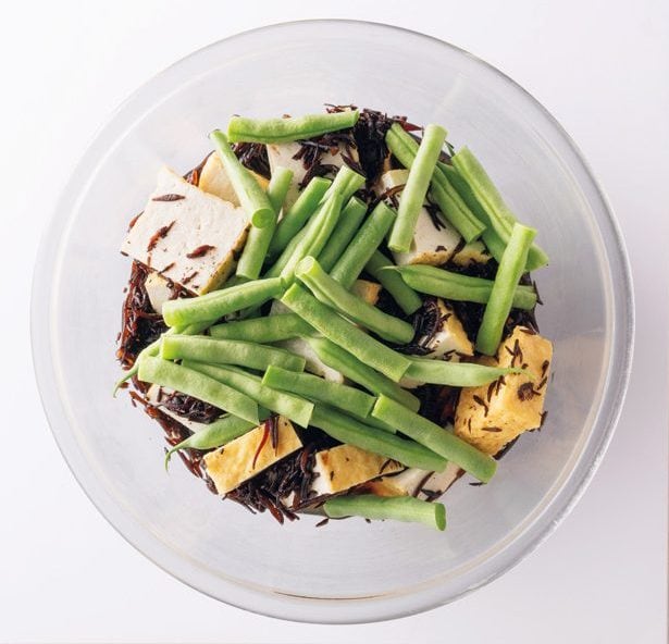 ボウルにインゲン厚揚げ