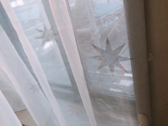 薄いレースカーテン