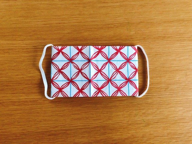 赤い柄のマスク