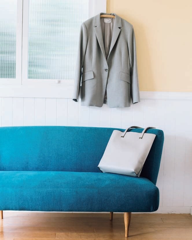 ソファにカバン