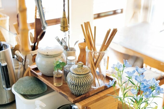 トレーに並べられたカトラリーや調味料