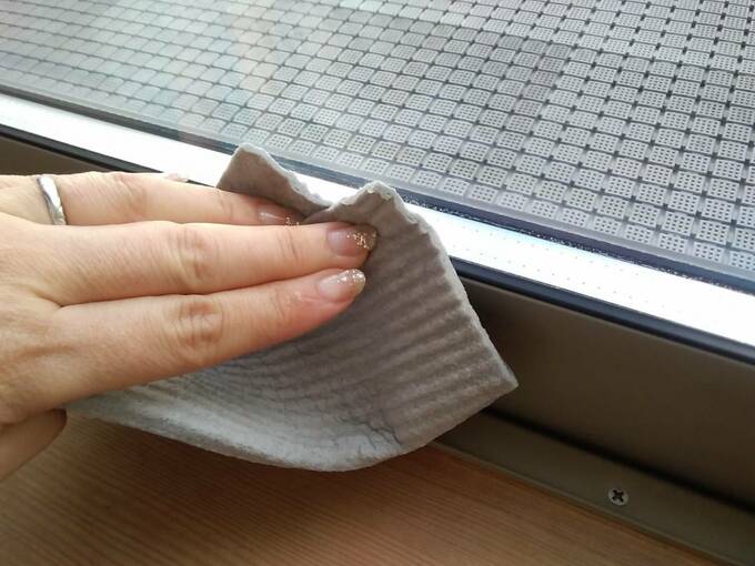 シートでサッシをふく
