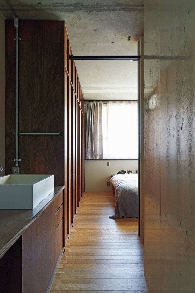 寝室への通路に沿って洗面室を配置