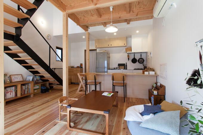 シナ合板を取り入れた飯塚さん宅のLDK