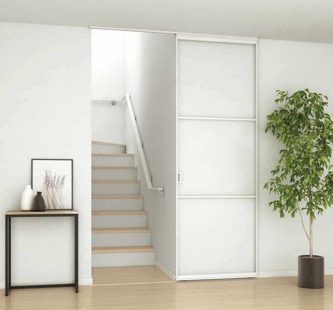 リビング内の階段部分に引戸パネルを設置