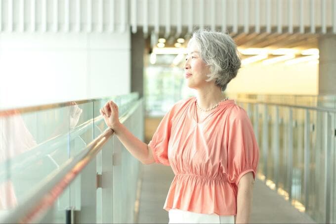 グレイヘアを楽しむ酒井さん