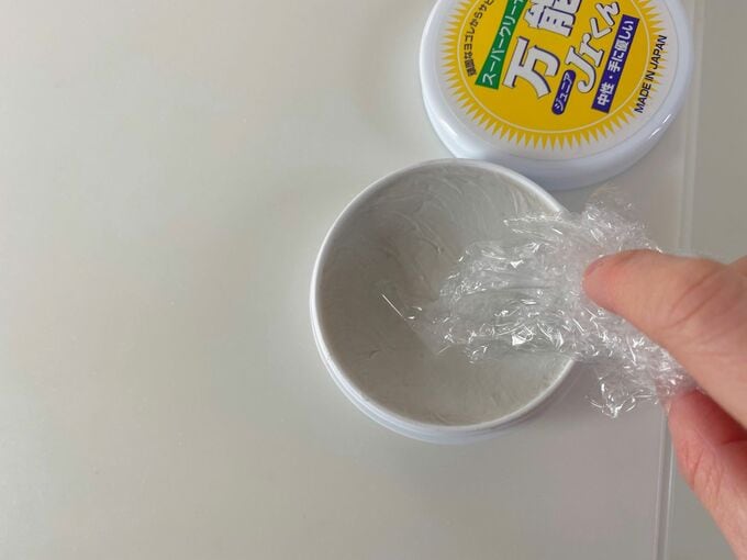 お手入れにはクリームクレンザーを使用する