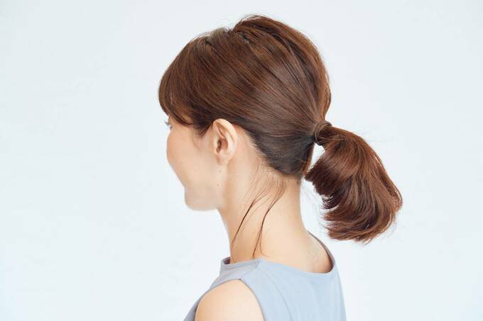 ひとつ結び襟足に髪後ろ