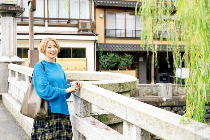 橋の上に立つひうらさとるさん