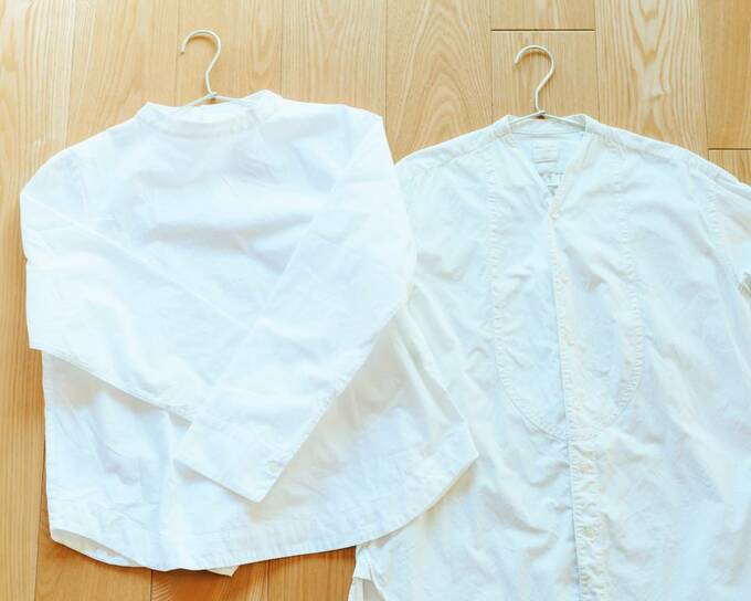 ハンガーに白シャツ2枚