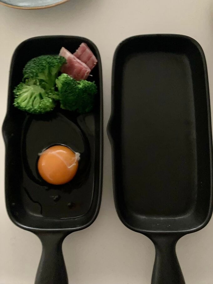 生卵にベーコン