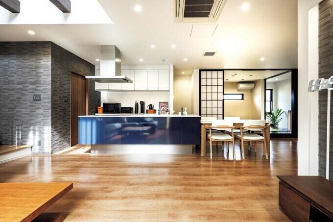 リビングからDKとオープンな和室を見たところ