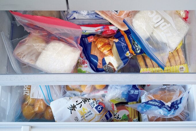 食品が雑多に詰め込まれた冷凍庫