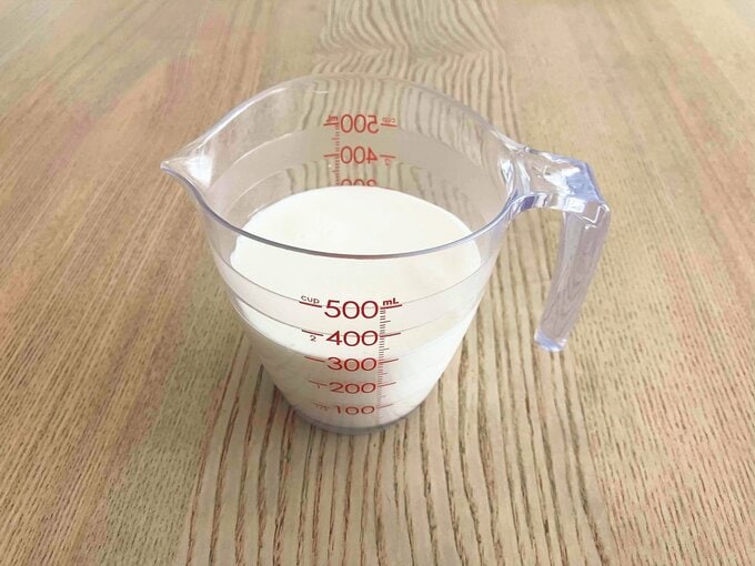 牛乳が入った計量カップ
