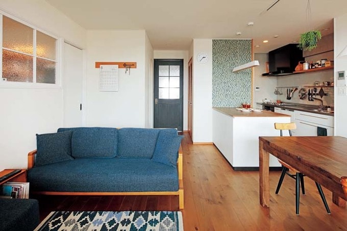 3人掛けのソファと大きなテーブルが置けるLDK