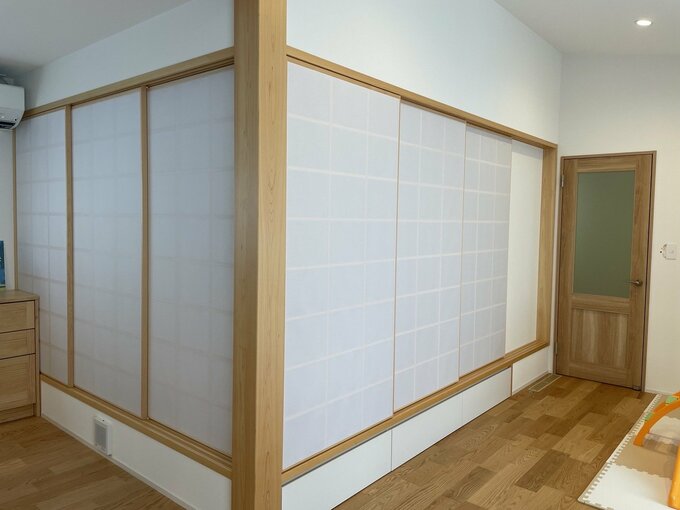 小上がりの和室の障子を閉めた写真